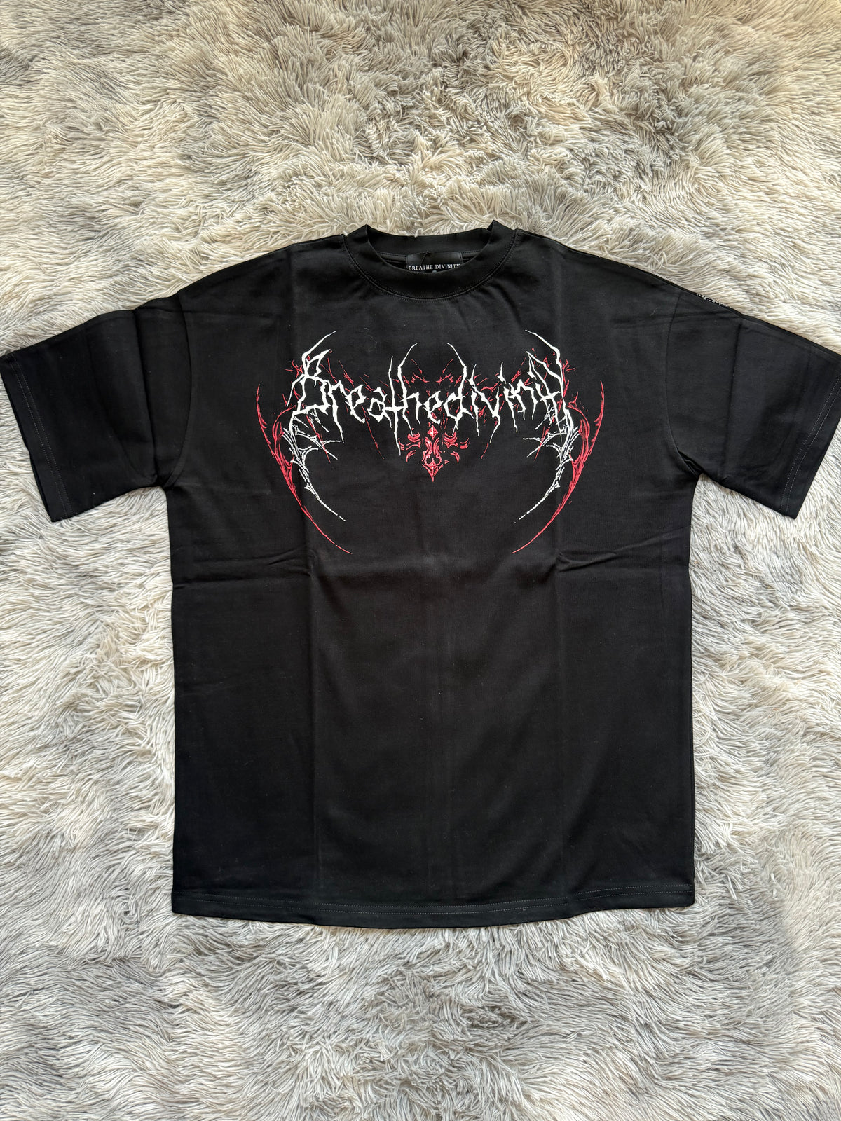 BREATHEDIVINITY Oversize Tee — Modelo 10