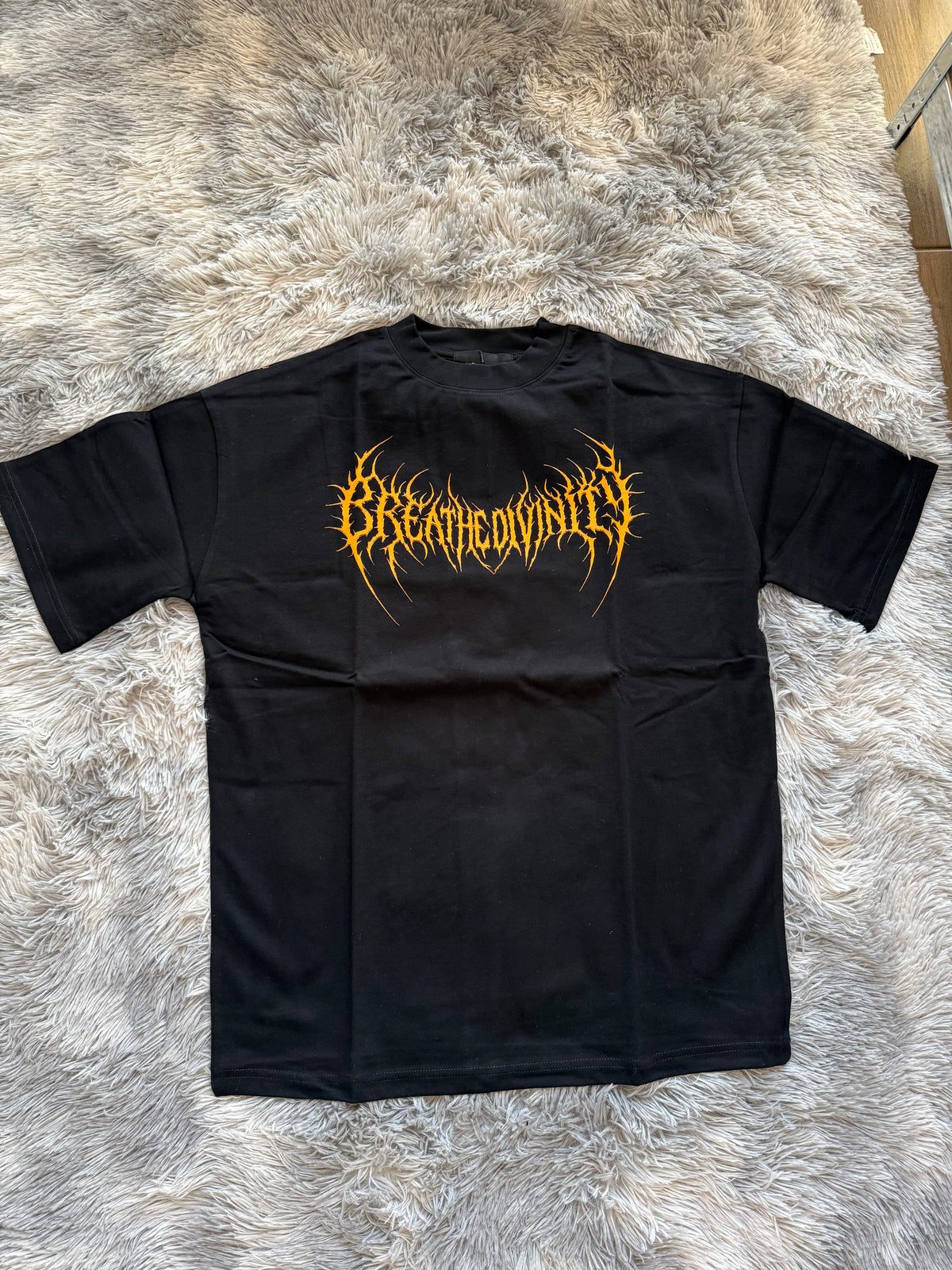 BREATHEDIVINITY Oversize Tee — Modelo 15