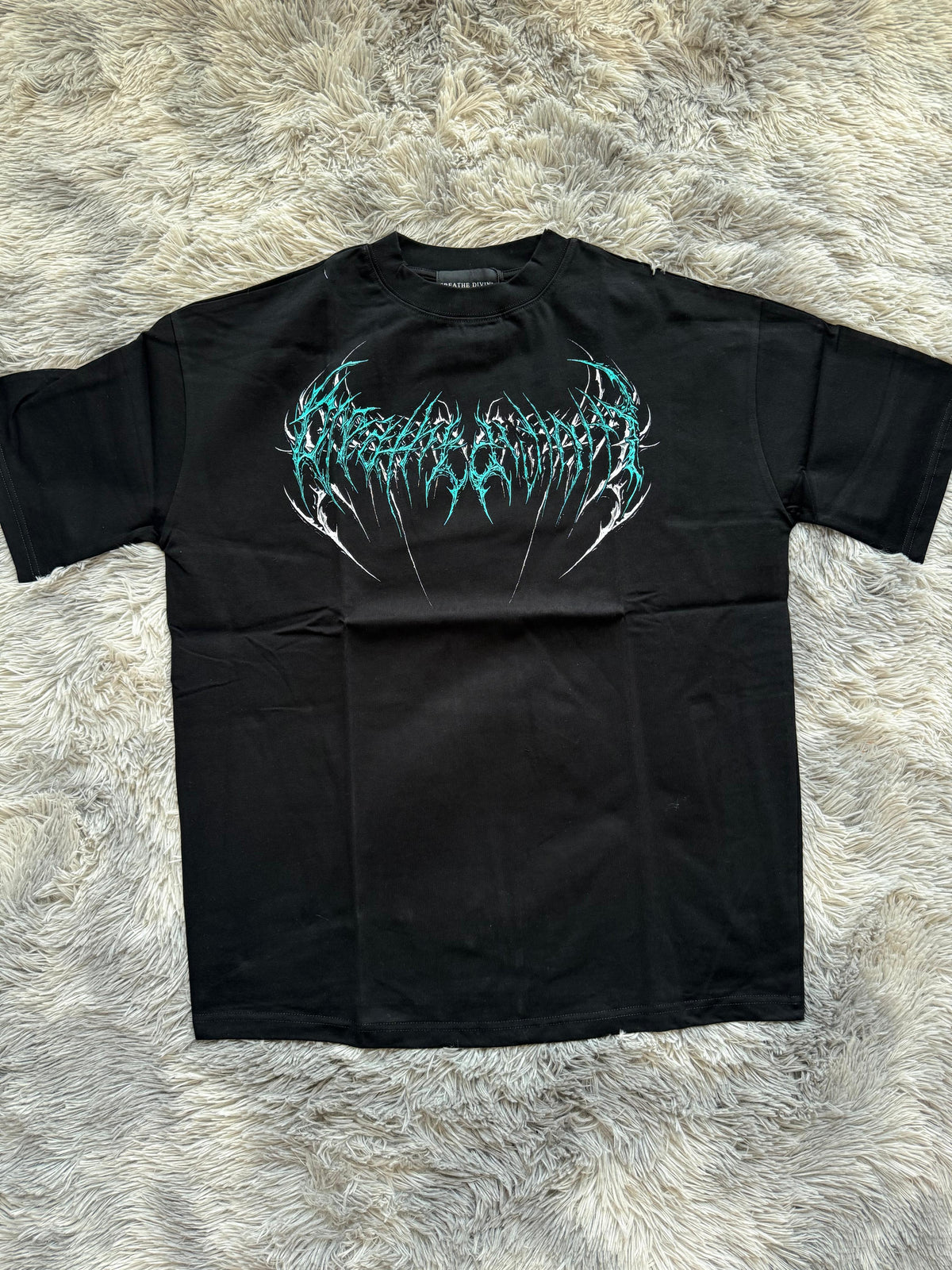 BREATHEDIVINITY Oversize Tee — Modelo 07