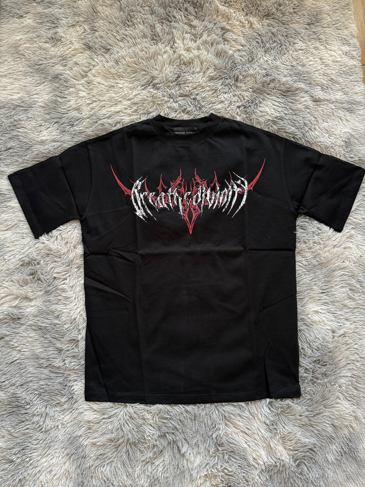 BREATHEDIVINITY Oversize Tee — Modelo 02